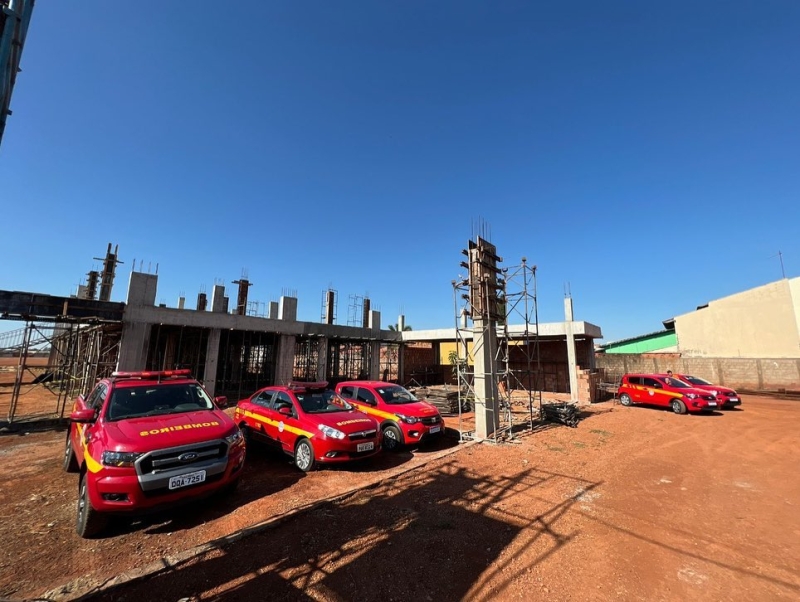 O Prefeito Renato Carvalho e a Vice-prefeita Maria Cecília Araújo, participaram na manhã desta sexta-feira (6), de uma visita técnica na área de construção da nova sede da 2ª Companhia de Bombeiros de Araguari. O encontro reuniu autoridades políticas, civis, militares e a imprensa. Na oportunidade, o prefeito, a vice, secretários, vereadores e outros visitantes receberam informações de como está a fase de construção. O novo prédio será um marco importante para a cidade de Araguari. Com a nova sede, os Bombeiros terão a capacidade no futuro de ser elevada em Batalhão. Renato Carvalho aproveitou o encontro para reafirmar o compromisso de sua gestão com os Bombeiros nesta construção. “Nossa gestão é parceira da 2ª Companhia de Bombeiros de Araguari. Acreditamos que com a nova sede os Bombeiros que já oferecem um serviço de qualidade poderão melhorar ainda mais com retorno importante para a população”, destacou.