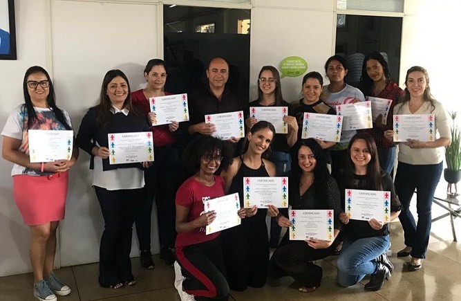 A Prefeitura de Araguari-MG, através da Secretaria Municipal de Educação em parceria com o Fundo Nacional de Desenvolvimento da Educação – FNDE, realizou a adesão por meio do SIMEC – Plano de Ações Articuladas (PAR) do Programa Formação pela Escola, na modalidade a distância. No último dia 30 de abril, foi concluído o Curso Competências Básicas / Políticas Públicas com 34 cursistas, os quais tiveram apoio e acompanhamento da Coordenação do Polo/Estadual e Tutora Municipal. Os concluintes dos módulos com aproveitamento receberam Certificados com CH de 60 horas por módulo concluído. Com o objetivo de contribuir para o fortalecimento da atuação dos agentes e parceiros envolvidos com a execução, monitoramento, avaliação, prestação de contas e controle social dos programas e ações educacionais financiadas pelo FNDE no município, a Secretaria Municipal de Educação ofereceu em 2021 os seguintes cursos: -PAR – Plano de Ações Articuladas – 36 cursistas; -PDDE – Programa Dinheiro Direto na Escola – 26 cursistas; -Censo Escolar da Educação Básica – Sistema Educacenso – 30 cursistas; -Programa Nacional do Livro e do Material didático (2 turmas) – 64 cursistas; A Secretaria Municipal de Educação de Araguari quer estimular toda a comunidade escolar a contribuir ainda mais com a qualidade na educação do município, dando continuidade aos cursos do Programa Formação pela Escola/FNDE/MEC, abrindo novas inscrições para o próximo curso: PDDE - Programa Dinheiro Direto na Escola, CH 60 horas – inscrições abertas (até 10/05/2022).