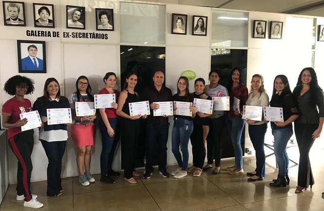 A Prefeitura de Araguari-MG, através da Secretaria Municipal de Educação em parceria com o Fundo Nacional de Desenvolvimento da Educação – FNDE, realizou a adesão por meio do SIMEC – Plano de Ações Articuladas (PAR) do Programa Formação pela Escola, na modalidade a distância. No último dia 30 de abril, foi concluído o Curso Competências Básicas / Políticas Públicas com 34 cursistas, os quais tiveram apoio e acompanhamento da Coordenação do Polo/Estadual e Tutora Municipal. Os concluintes dos módulos com aproveitamento receberam Certificados com CH de 60 horas por módulo concluído. Com o objetivo de contribuir para o fortalecimento da atuação dos agentes e parceiros envolvidos com a execução, monitoramento, avaliação, prestação de contas e controle social dos programas e ações educacionais financiadas pelo FNDE no município, a Secretaria Municipal de Educação ofereceu em 2021 os seguintes cursos: -PAR – Plano de Ações Articuladas – 36 cursistas; -PDDE – Programa Dinheiro Direto na Escola – 26 cursistas; -Censo Escolar da Educação Básica – Sistema Educacenso – 30 cursistas; -Programa Nacional do Livro e do Material didático (2 turmas) – 64 cursistas; A Secretaria Municipal de Educação de Araguari quer estimular toda a comunidade escolar a contribuir ainda mais com a qualidade na educação do município, dando continuidade aos cursos do Programa Formação pela Escola/FNDE/MEC, abrindo novas inscrições para o próximo curso: PDDE - Programa Dinheiro Direto na Escola, CH 60 horas – inscrições abertas (até 10/05/2022).