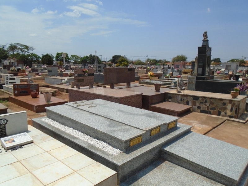 A secretaria de Obras encerrou na manhã desta sexta-feira (6), todos os preparativos dos cemitérios para este final de semana em que se comemora o Dia das Mães. Uma data que movimenta todos os cemitérios do município, já que muitas pessoas visitam os túmulos e jazigos de seus entes queridos.  O diretor dos Cemitérios, Weferson Torres, informou que os sete cemitérios do município, Bom Jesus e Park (perímetro urbano) nos Distritos de Amanhece e Piracaíba e nas Comunidades de Florestina, Campo Redondo e Santo Antônio estão prontos para visitações. No cemitério Bom Jesus, além da limpeza completa, o local recebeu câmeras de monitoramento, que já estão funcionando e proporcionado uma segurança maior para os visitantes e inibindo ação de vândalos.  “Os cemitérios estão prontos para este final de semana. Na verdade, o trabalho de manutenção que é feito rotineiramente faz com que poucos ajustes sejam necessários”, destacou o secretário Luiz Felipe Miranda.  “É uma data que muitas pessoas vão aos cemitérios. Nossa obrigação é promover os serviços necessários para que possamos oferecer sempre locais limpos e em boas condições para visitações”, disse o prefeito Renato Carvalho.