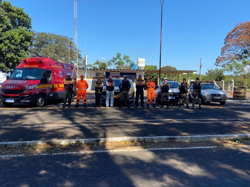 Por determinação do prefeito Renato Carvalho e da vice Maria Cecília, na manhã desta segunda-feira, a SETTRANS participou de uma Blitz Educativa no posto de Polícia Rodoviária Estadual, na MG 223, com orientações e entrega de folhetos com participação de todas as instituições de Segurança Pública, em alusão ao Movimento Maio Amarelo que este ano tem como tema: JUNTOS SALVAMOS VIDA. Participaram o 53º Btl de Polícia Militar ( Tático Móvel: Sgt. Aguiar, Sd. Brenda e Sd.Bruno Mendes), Settrans ( Zeca, Rogério, Pollyana e Cap.J Camargo), Polícia Rodoviária Estadual (Sgt. Cunha e Cb. Fabrício) e o Corpo de Bombeiros Militar (Sgt. Felício e Sd. Fernanda). O objetivo foi demonstrar a importância de práticas de direção defensiva, de respeito às sinalizações, de se evitar bebidas e direção, e também o perigo do uso do celular enquanto dirige, além de ressaltar que o apoio de todos condutores de veículos é muito importante para uma mobilidade mais humana. “Agradeço a participação de todos em especial ao Sgt Cunha e Cb. Fabrício da Polícia Rodoviária Estadual pelo apoio e recepção”, agradeceu o secretário de Trânsito, Joaquim Fernandes.