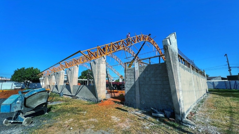 A Vila dos Esportes localizada no bairro Millenium é uma das obras paralisadas e que aguarda sua conclusão. A empresa contratada pela prefeitura de Araguari, trabalhou neste domingo ( 8 ) , Dia das Mães. A obra tem prazo para ser entregue por parte da empresa.