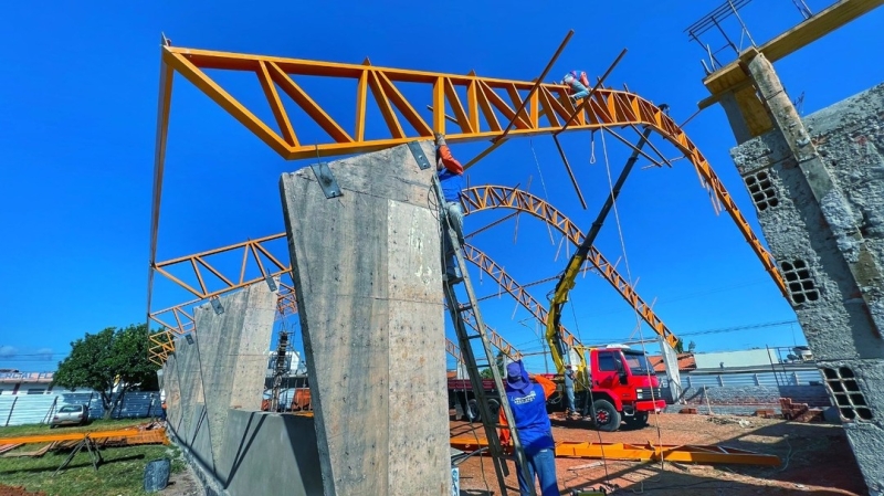 A Vila dos Esportes localizada no bairro Millenium é uma das obras paralisadas e que aguarda sua conclusão. A empresa contratada pela prefeitura de Araguari, trabalhou neste domingo ( 8 ) , Dia das Mães. A obra tem prazo para ser entregue por parte da empresa.