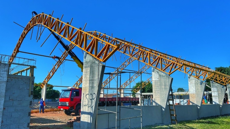 A Vila dos Esportes localizada no bairro Millenium é uma das obras paralisadas e que aguarda sua conclusão. A empresa contratada pela prefeitura de Araguari, trabalhou neste domingo ( 8 ) , Dia das Mães. A obra tem prazo para ser entregue por parte da empresa.