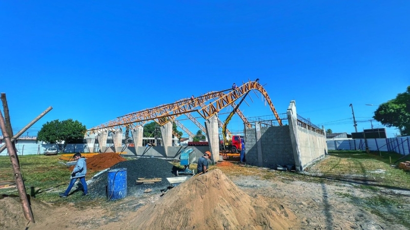 A Vila dos Esportes localizada no bairro Millenium é uma das obras paralisadas e que aguarda sua conclusão. A empresa contratada pela prefeitura de Araguari, trabalhou neste domingo ( 8 ) , Dia das Mães. A obra tem prazo para ser entregue por parte da empresa.