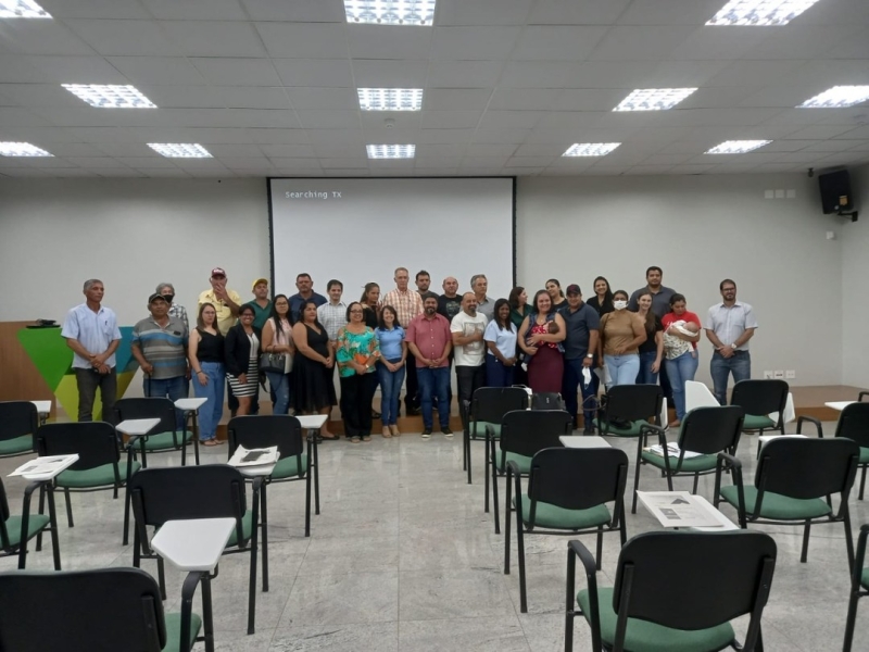 A prefeitura Municipal de Araguari, por meio da secretaria de Agricultura, realizou nesta segunda-feira (09), o primeiro treinamento com parceria da EMATER, ministrado pelos funcionários da Receita Federal.