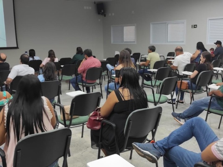 A prefeitura Municipal de Araguari, por meio da secretaria de Agricultura, realizou nesta segunda-feira (09), o primeiro treinamento com parceria da EMATER, ministrado pelos funcionários da Receita Federal.