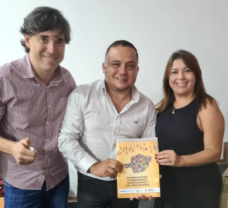 Na manhã desta quarta-feira (11), a prefeitura de Araguari, por meio da secretaria da Juventude e Políticas sobre Drogas, participou da entrega do Plano Mineiro Intersetorial de Cuidados/Tratamento e Prevenção do Uso/Abuso de Álcool, Tabaco e outras drogas, no auditório da AMVAP.