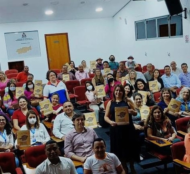 Na manhã desta quarta-feira (11), a prefeitura de Araguari, por meio da secretaria da Juventude e Políticas sobre Drogas, participou da entrega do Plano Mineiro Intersetorial de Cuidados/Tratamento e Prevenção do Uso/Abuso de Álcool, Tabaco e outras drogas, no auditório da AMVAP.