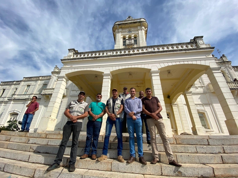 Fazendo parte dos 500 dias de governo, a atual gestão através das secretarias de Educação e Meio Ambiente, com apoio de outras secretarias, Polícia Militar, Polícia de Meio Ambiente, Polícia Rodoviária Estadual, Corpo de Bombeiros e Ministério Público Estadual, realizaram na manhã desta quinta-feira (12), o Projeto Araguari + Sustentável.