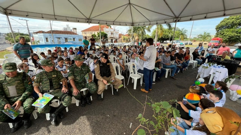 Fazendo parte dos 500 dias de governo, a atual gestão através das secretarias de Educação e Meio Ambiente, com apoio de outras secretarias, Polícia Militar, Polícia de Meio Ambiente, Polícia Rodoviária Estadual, Corpo de Bombeiros e Ministério Público Estadual, realizaram na manhã desta quinta-feira (12), o Projeto Araguari + Sustentável.