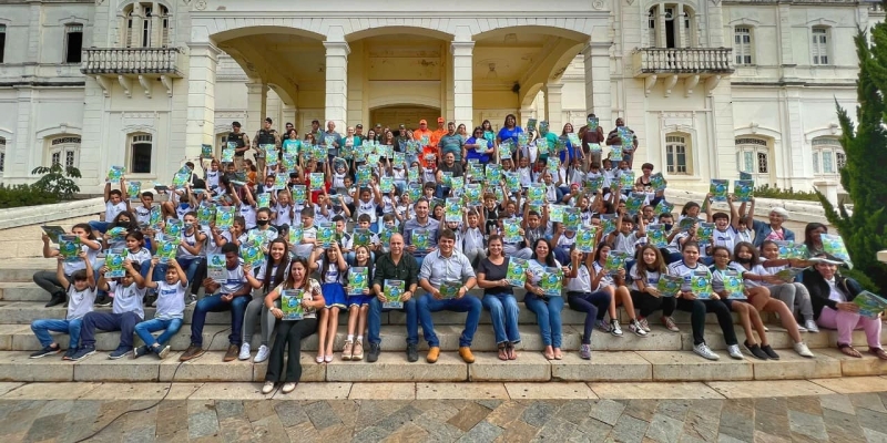 Fazendo parte dos 500 dias de governo, a atual gestão através das secretarias de Educação e Meio Ambiente, com apoio de outras secretarias, Polícia Militar, Polícia de Meio Ambiente, Polícia Rodoviária Estadual, Corpo de Bombeiros e Ministério Público Estadual, realizaram na manhã desta quinta-feira (12), o Projeto Araguari + Sustentável.