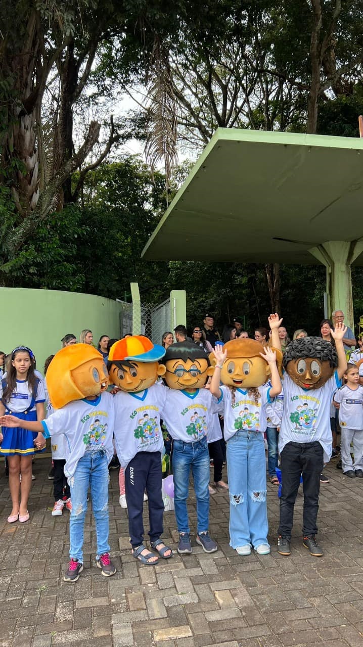 Fazendo parte dos 500 dias de governo, a atual gestão através das secretarias de Educação e Meio Ambiente, com apoio de outras secretarias, Polícia Militar, Polícia de Meio Ambiente, Polícia Rodoviária Estadual, Corpo de Bombeiros e Ministério Público Estadual, realizaram na manhã desta quinta-feira (12), o Projeto Araguari + Sustentável.