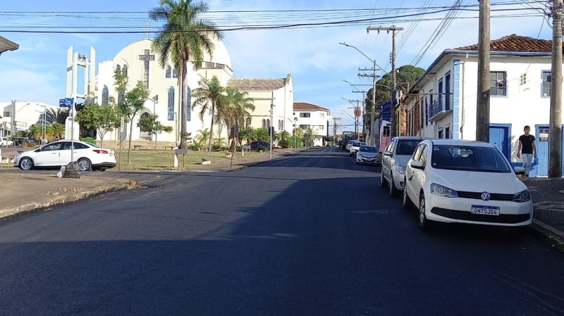 O cronograma de recapeamento de várias ruas na cidade de Araguari vem ao encontro dos 500 dias de governo da gestão Renato Carvalho e Maria Cecília Araújo. Nesta semana, a rua Lindolfo Rodrigues da Cunha, no trecho entre a praça Nilo Tabuquini está sendo recapeada.