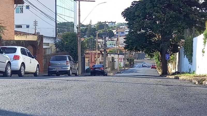 O cronograma de recapeamento de várias ruas na cidade de Araguari vem ao encontro dos 500 dias de governo da gestão Renato Carvalho e Maria Cecília Araújo. Nesta semana, a rua Lindolfo Rodrigues da Cunha, no trecho entre a praça Nilo Tabuquini está sendo recapeada.