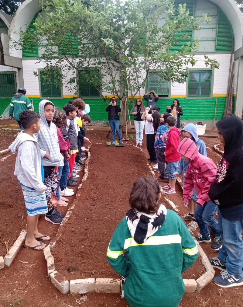 Nesta terça-feira (17), a Prefeitura de Araguari, através da Secretaria Municipal de Educação/ Programa de Educação Ambiental Gira Sol em parceria com a Empresa LD Celulose (em parceria com a empresa de consultoria Ekos Planejamento Ambiental), deu seguimento a montagem das hortas nas unidades escolares do município. Hoje foi a vez do CEM Ten. Cel. Vilagran Cabrita, com os alunos do 4º e 5º anos.  Relembrando que outras unidades escolares receberão a implantação desse projeto no decorrer dos próximos meses juntamente com a montagem das compoteiras. É a Prefeitura de Araguari, proporcionando experiências inesquecíveis para seus alunos, zelando pelo ambiente, reduzindo a produção de lixo orgânico e auxiliando na melhora da qualidade de vida da população e do planeta Terra!