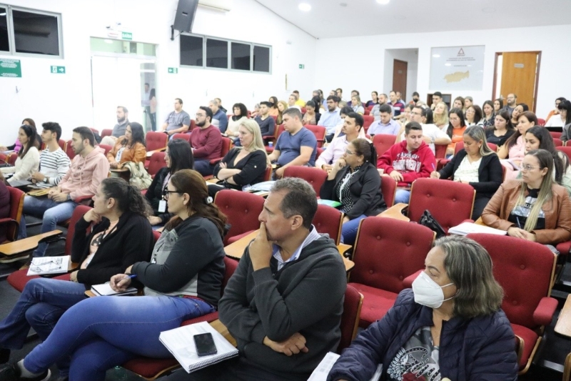 Cerca de 15 profissionais de diversas secretarias municipais da administração, estiveram presentes entre os dias 16 e 20 de maio, em um encontro promovido pela Associação dos Municípios da Microrregião do Vale do Paranaíba – AMVAP, direcionado para os profissionais que atuam em processos licitatórios e acompanham a execução de contratos públicos. A base de estudos é a Nova Lei de Licitações, cujo principal objetivo foi apresentar os aspectos teóricos e práticos da Lei 14.133/2021 além de orientar os agentes públicos sobre a necessidade de providenciar o adequado planejamento das aquisições públicas e demonstrar a importância da adequada execução e fiscalização dos contratos administrativos. “Nossa gestão tem como uma das prioridades a capacitação de nossos servidores. Estamos evoluindo cada vez mais para uma realidade automatizada e o aprimoramento dos nossos colaboradores vem de encontro a um atendimento de excelência à nossa população”, ressaltou o prefeito Renato Carvalho. Fotos: AMVAP
