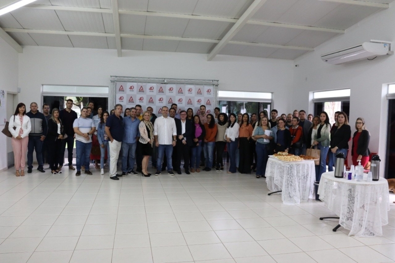 Cerca de 15 profissionais de diversas secretarias municipais da administração, estiveram presentes entre os dias 16 e 20 de maio, em um encontro promovido pela Associação dos Municípios da Microrregião do Vale do Paranaíba – AMVAP, direcionado para os profissionais que atuam em processos licitatórios e acompanham a execução de contratos públicos. A base de estudos é a Nova Lei de Licitações, cujo principal objetivo foi apresentar os aspectos teóricos e práticos da Lei 14.133/2021 além de orientar os agentes públicos sobre a necessidade de providenciar o adequado planejamento das aquisições públicas e demonstrar a importância da adequada execução e fiscalização dos contratos administrativos. “Nossa gestão tem como uma das prioridades a capacitação de nossos servidores. Estamos evoluindo cada vez mais para uma realidade automatizada e o aprimoramento dos nossos colaboradores vem de encontro a um atendimento de excelência à nossa população”, ressaltou o prefeito Renato Carvalho. Fotos: AMVAP