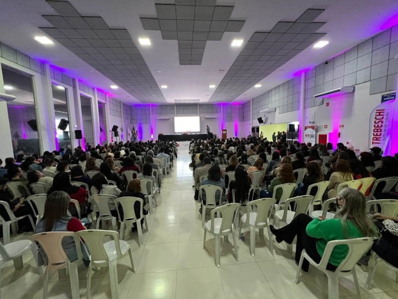 Aconteceu na noite desta ter&ccedil;a-feira (24) no Sal&atilde;o da OAB, o I Semin&aacute;rio de Combate ao Abuso e &agrave; Explora&ccedil;&atilde;o Sexual Infantil realizado pelo Instituto Carrossel, com o apoio da secretaria de Educa&ccedil;&atilde;o, atrav&eacute;s do CEMAPE. Durante o semin&aacute;rio, foram mencionados v&aacute;rios casos de abuso sexual e pedofilia no Brasil e no Exterior, ressaltando a import&acirc;ncia de n&oacute;s cidad&atilde;os, profissionais da educa&ccedil;&atilde;o e pais, em denunciar esses casos &agrave; pol&iacute;cia para que a justi&ccedil;a seja feita e pela prote&ccedil;&atilde;o, bem-estar e cuidado com as crian&ccedil;as e adolescentes. O Instituto Carrossel luta na defesa das Crian&ccedil;as e Adolescentes que sofrem abuso sexual, tem como presidente Danusa Ferreira Biasi e vice-presidente Cintia Malaquias.  Participaram os profissionais da Educa&ccedil;&atilde;o Municipal (diretoras e vice-diretores de CEMs e CMEIs, Diretorias de Departamentos da secretaria, Professores, Professores de AEE, Cuidadores Recreadores e Especialistas), como tamb&eacute;m Representante do Instituto Carrossel, advogada Isabel Cristina Pires; presidente da OAB, Doutor S&eacute;rgio Loureiro; presidente da CDL, Pedro Luiz de Souza; deputado Federal Jos&eacute; Vitor e Pol&iacute;cia Militar.  A palestra foi ministrada pelo doutor Cas&eacute; Fortes, Promotor de Justi&ccedil;a-Direitos da Crian&ccedil;a e do Adolescente de Divin&oacute;polis-MG e pela Doutora Paula Mary Delegada de Pol&iacute;cia Federal do Rio de Janeiro, que atua na linha de frente do combate aos crimes de pedofilia.