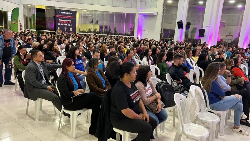 Aconteceu na noite desta ter&ccedil;a-feira (24) no Sal&atilde;o da OAB, o I Semin&aacute;rio de Combate ao Abuso e &agrave; Explora&ccedil;&atilde;o Sexual Infantil realizado pelo Instituto Carrossel, com o apoio da secretaria de Educa&ccedil;&atilde;o, atrav&eacute;s do CEMAPE. Durante o semin&aacute;rio, foram mencionados v&aacute;rios casos de abuso sexual e pedofilia no Brasil e no Exterior, ressaltando a import&acirc;ncia de n&oacute;s cidad&atilde;os, profissionais da educa&ccedil;&atilde;o e pais, em denunciar esses casos &agrave; pol&iacute;cia para que a justi&ccedil;a seja feita e pela prote&ccedil;&atilde;o, bem-estar e cuidado com as crian&ccedil;as e adolescentes. O Instituto Carrossel luta na defesa das Crian&ccedil;as e Adolescentes que sofrem abuso sexual, tem como presidente Danusa Ferreira Biasi e vice-presidente Cintia Malaquias.  Participaram os profissionais da Educa&ccedil;&atilde;o Municipal (diretoras e vice-diretores de CEMs e CMEIs, Diretorias de Departamentos da secretaria, Professores, Professores de AEE, Cuidadores Recreadores e Especialistas), como tamb&eacute;m Representante do Instituto Carrossel, advogada Isabel Cristina Pires; presidente da OAB, Doutor S&eacute;rgio Loureiro; presidente da CDL, Pedro Luiz de Souza; deputado Federal Jos&eacute; Vitor e Pol&iacute;cia Militar.  A palestra foi ministrada pelo doutor Cas&eacute; Fortes, Promotor de Justi&ccedil;a-Direitos da Crian&ccedil;a e do Adolescente de Divin&oacute;polis-MG e pela Doutora Paula Mary Delegada de Pol&iacute;cia Federal do Rio de Janeiro, que atua na linha de frente do combate aos crimes de pedofilia.