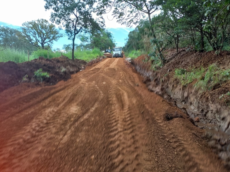A Prefeitura de Araguari, através da Secretaria de Obras, encerrou a semana com três frentes de trabalho executando obras nas estradas rurais do município.