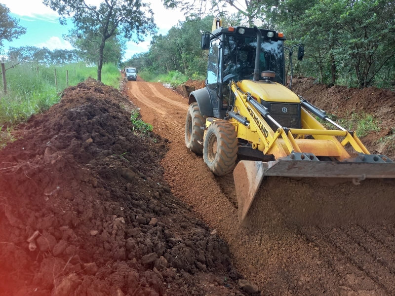 A Prefeitura de Araguari, através da Secretaria de Obras, encerrou a semana com três frentes de trabalho executando obras nas estradas rurais do município.