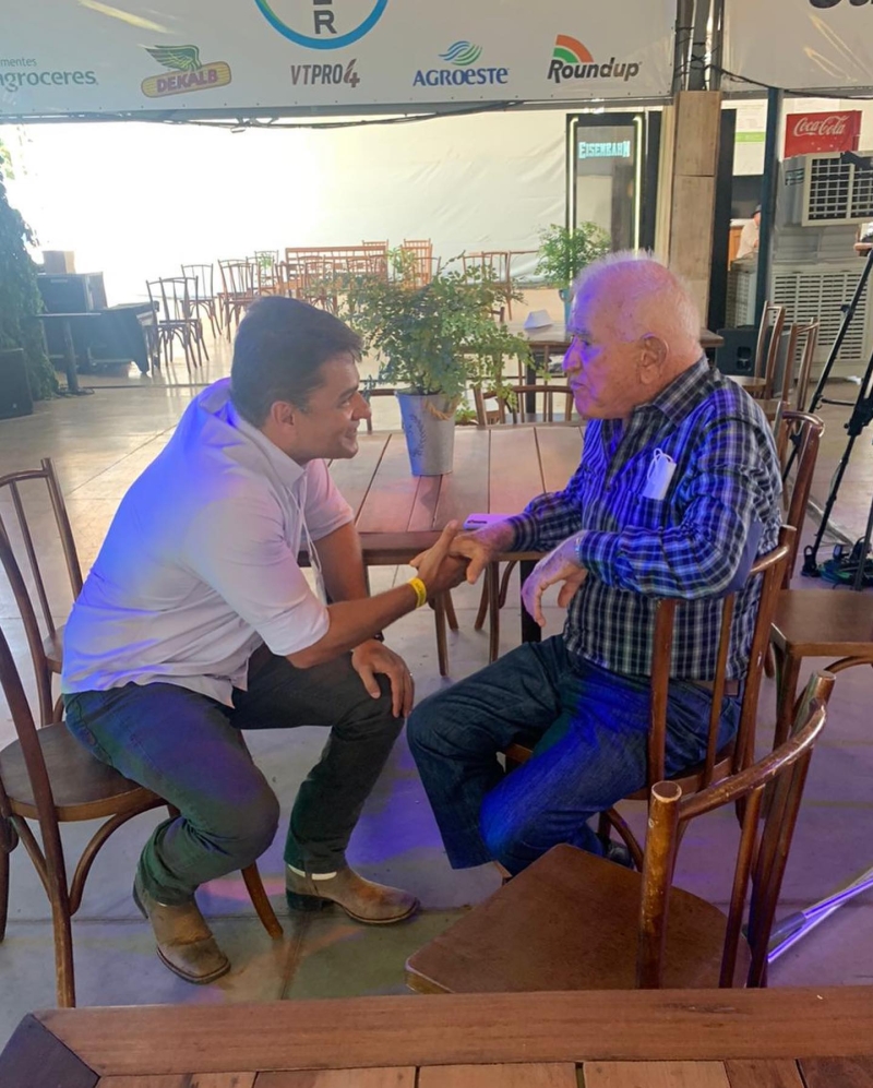 Bate-papo descontraído do prefeito de Araguari Renato Carvalho com o senhor Luiz Alberto Garcia, presidente de honra do Conselho de Administração da Algar durante abertura da Farming Show, nesta terça-feira (9), um dos maiores eventos do agronegócio da região. O presidente do Sindicato rural da cidade Malk Mauad Ydy também esteve presente.