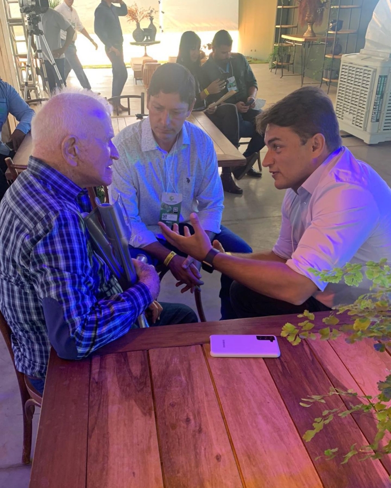 Bate-papo descontraído do prefeito de Araguari Renato Carvalho com o senhor Luiz Alberto Garcia, presidente de honra do Conselho de Administração da Algar durante abertura da Farming Show, nesta terça-feira (9), um dos maiores eventos do agronegócio da região. O presidente do Sindicato rural da cidade Malk Mauad Ydy também esteve presente.