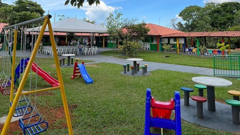 Sempre realizando ações em prol da educação de nossas crianças e adolescentes, a prefeitura de Araguari entregou nesta quarta-feira (9), a revitalização geral do CEM Ozório Vieira Carrijo, localizado na Zona Rural, no Barracão.