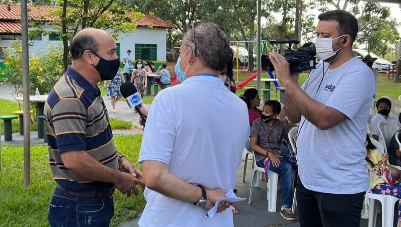 Sempre realizando ações em prol da educação de nossas crianças e adolescentes, a prefeitura de Araguari entregou nesta quarta-feira (9), a revitalização geral do CEM Ozório Vieira Carrijo, localizado na Zona Rural, no Barracão.