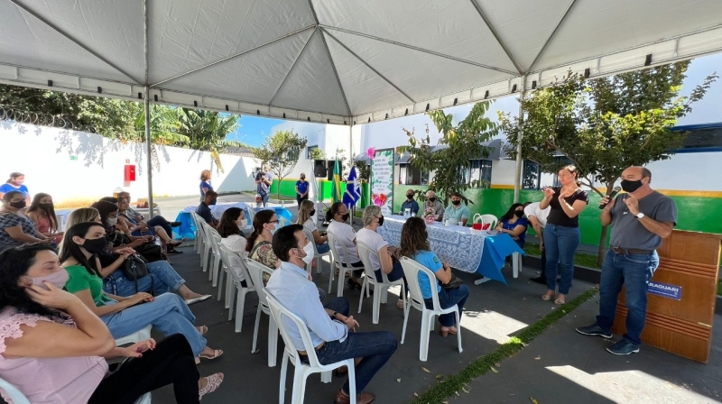Foi com grande satisfação que o prefeito Renato Carvalho, juntamente com o secretário de Educação, Gilmar Chaves, inauguraram a Revitalização Geral do CMEI Padre Nilo I, que está sob a direção de Silene de Fátima Silva Gomes.