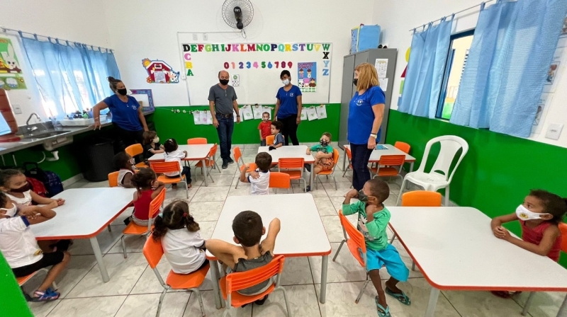 Foi com grande satisfação que o prefeito Renato Carvalho, juntamente com o secretário de Educação, Gilmar Chaves, inauguraram a Revitalização Geral do CMEI Padre Nilo I, que está sob a direção de Silene de Fátima Silva Gomes.
