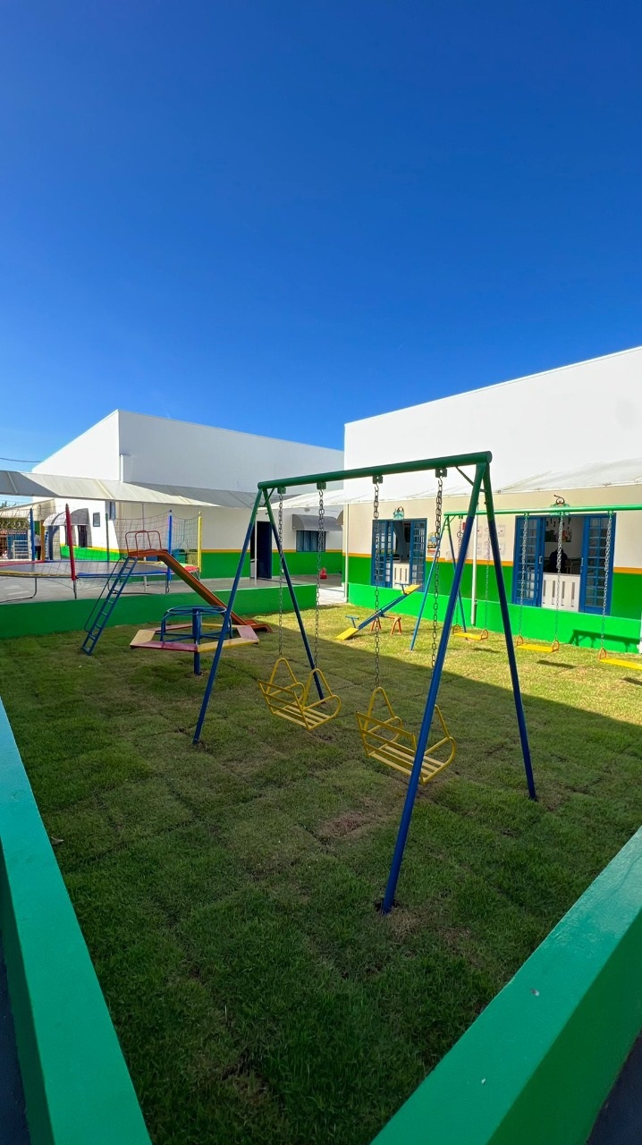 Foi com grande satisfação que o prefeito Renato Carvalho, juntamente com o secretário de Educação, Gilmar Chaves, inauguraram a Revitalização Geral do CMEI Padre Nilo I, que está sob a direção de Silene de Fátima Silva Gomes.