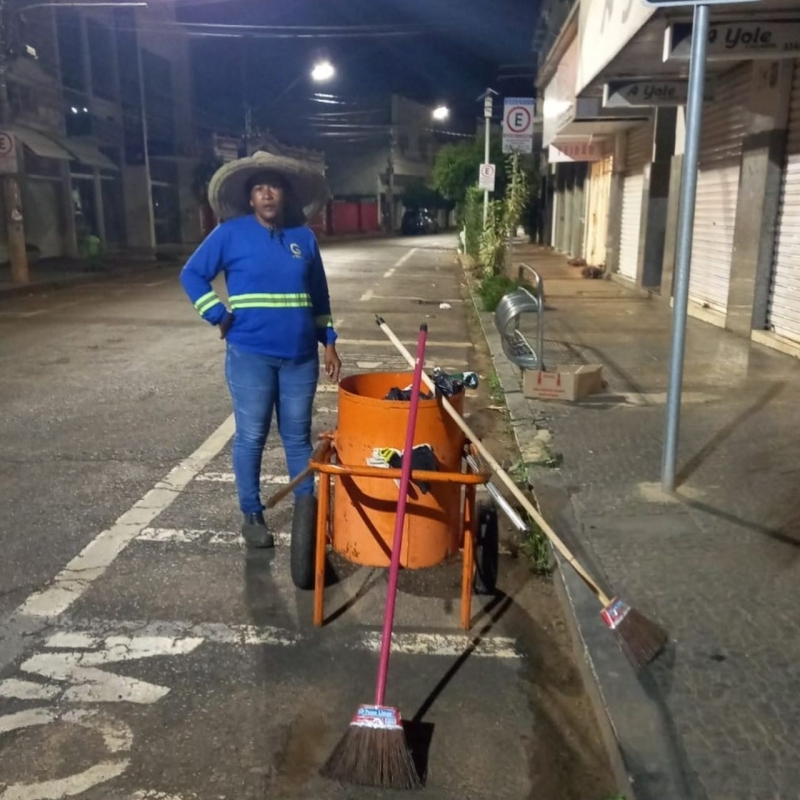 Visando uma limpeza eficaz e sem atrapalhar o trânsito de veículos, a prefeitura de Araguari por meio da secretaria de Serviços Urbanos, acompanha o trabalho da empresa responsável pela manutenção das vias públicas, com os trabalhos sendo executados durante a madrugada.