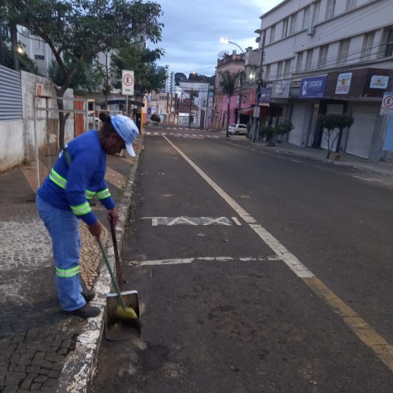 Visando uma limpeza eficaz e sem atrapalhar o trânsito de veículos, a prefeitura de Araguari por meio da secretaria de Serviços Urbanos, acompanha o trabalho da empresa responsável pela manutenção das vias públicas, com os trabalhos sendo executados durante a madrugada.
