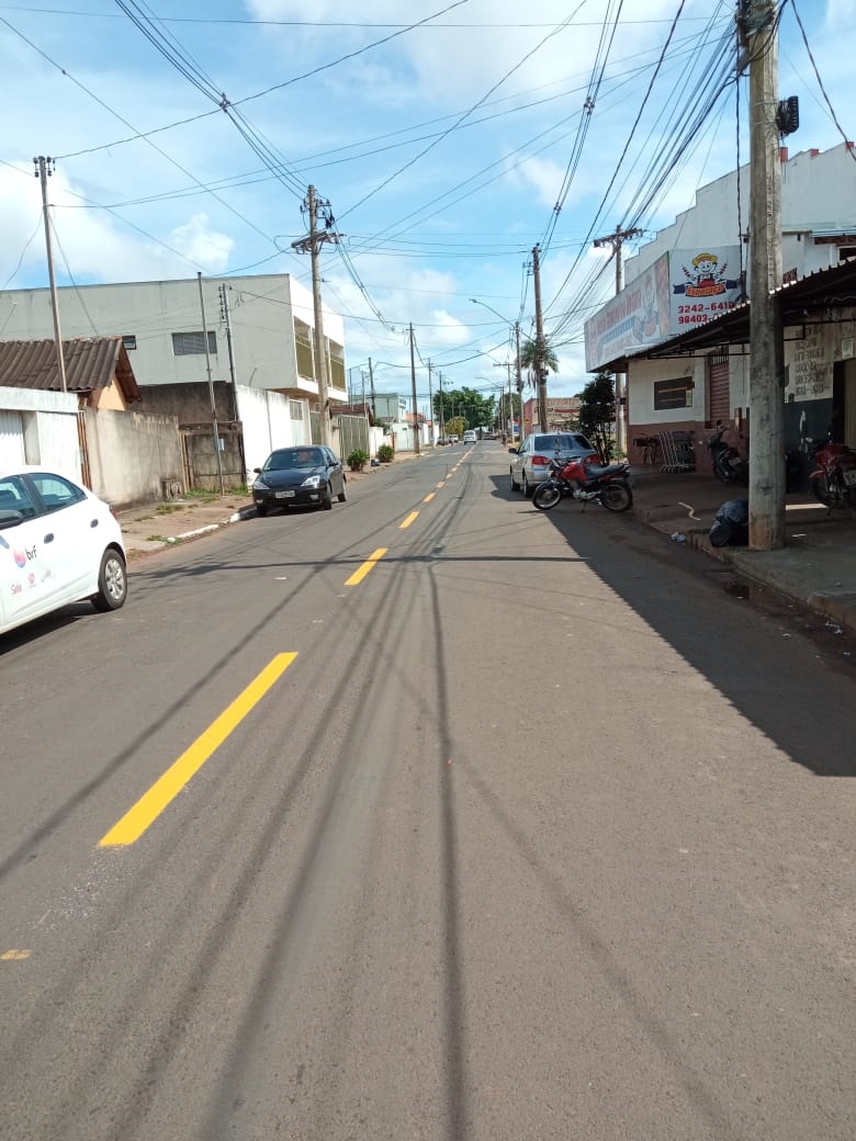 A prefeitura de Araguari, através da secretaria de Trânsito, Transporte e Mobilidade Urbana – Settrans, está realizando a recuperação da sinalização de solo no bairro Novo Horizonte. As ações foram iniciadas ainda na madrugada desta quarta-feira (16), para que a empresa responsável tivesse condições de fazer as novas pinturas sem o trânsito normal de veículos que é presenciado durante o dia.