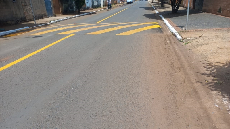 A prefeitura de Araguari, através da secretaria de Trânsito, Transporte e Mobilidade Urbana – Settrans, está realizando a recuperação da sinalização de solo no bairro Novo Horizonte. As ações foram iniciadas ainda na madrugada desta quarta-feira (16), para que a empresa responsável tivesse condições de fazer as novas pinturas sem o trânsito normal de veículos que é presenciado durante o dia.