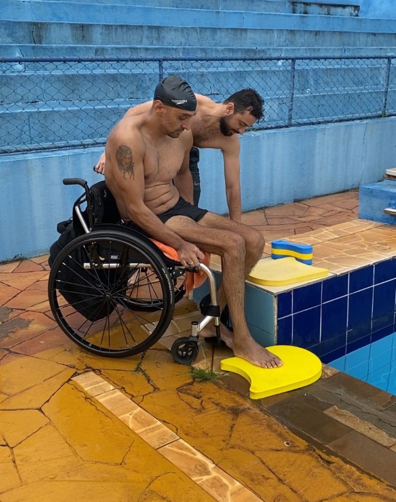 Com o objetivo de promover saúde, bem-estar e melhor condicionamento físico, a prefeitura de Araguari por meio da secretaria de Esportes, está oferecendo para pessoas com algum tipo de deficiência física, aulas de duas modalidades esportivas: natação e basquete em cadeira de rodas.