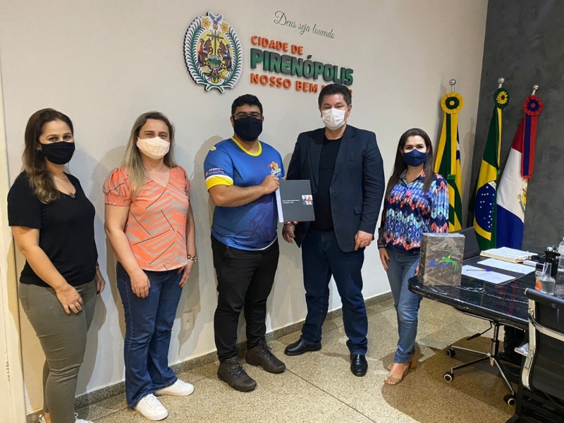 Com o objetivo de consolidar estratégias e trazer ideias para serem aplicadas em Araguari, a secretária de Desenvolvimento Econômico e Turismo, Karla Carvalho e o presidente da Fundação Araguarina de Educação e Cultura - FAEC, Diogo Machado, estiveram em Pirenópolis em Goiás.