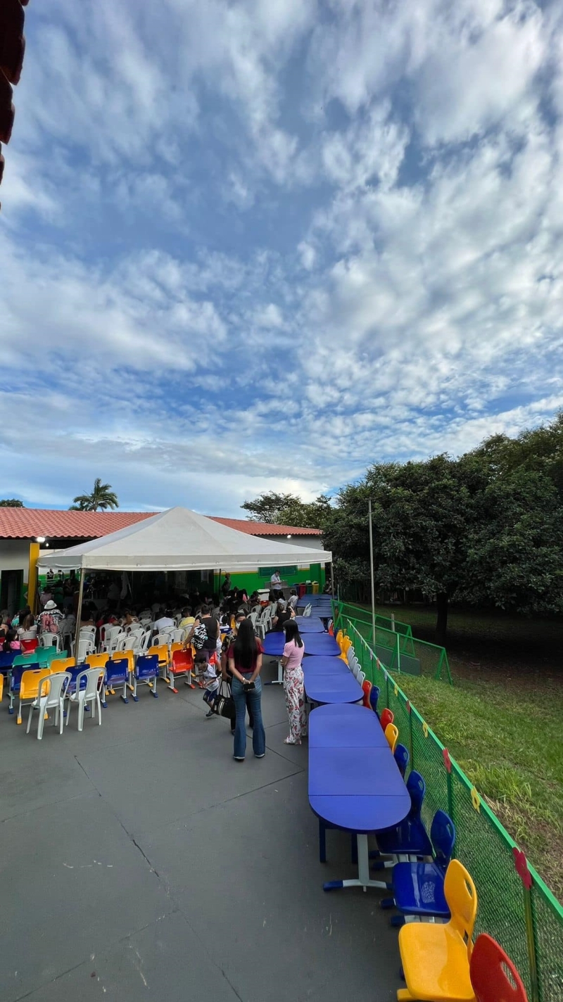 A prefeitura de Araguari, através da secretaria de Educação, realizou na tarde desta quarta-feira (16), uma solenidade para entrega das obras de revitalização Geral do Centro Educacional Municipal Ondina Moutinho Vieira.