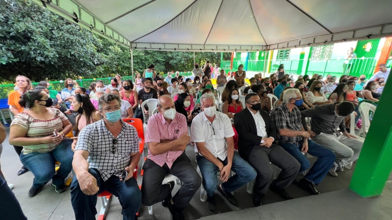 A prefeitura de Araguari, através da secretaria de Educação, realizou na tarde desta quarta-feira (16), uma solenidade para entrega das obras de revitalização Geral do Centro Educacional Municipal Ondina Moutinho Vieira.