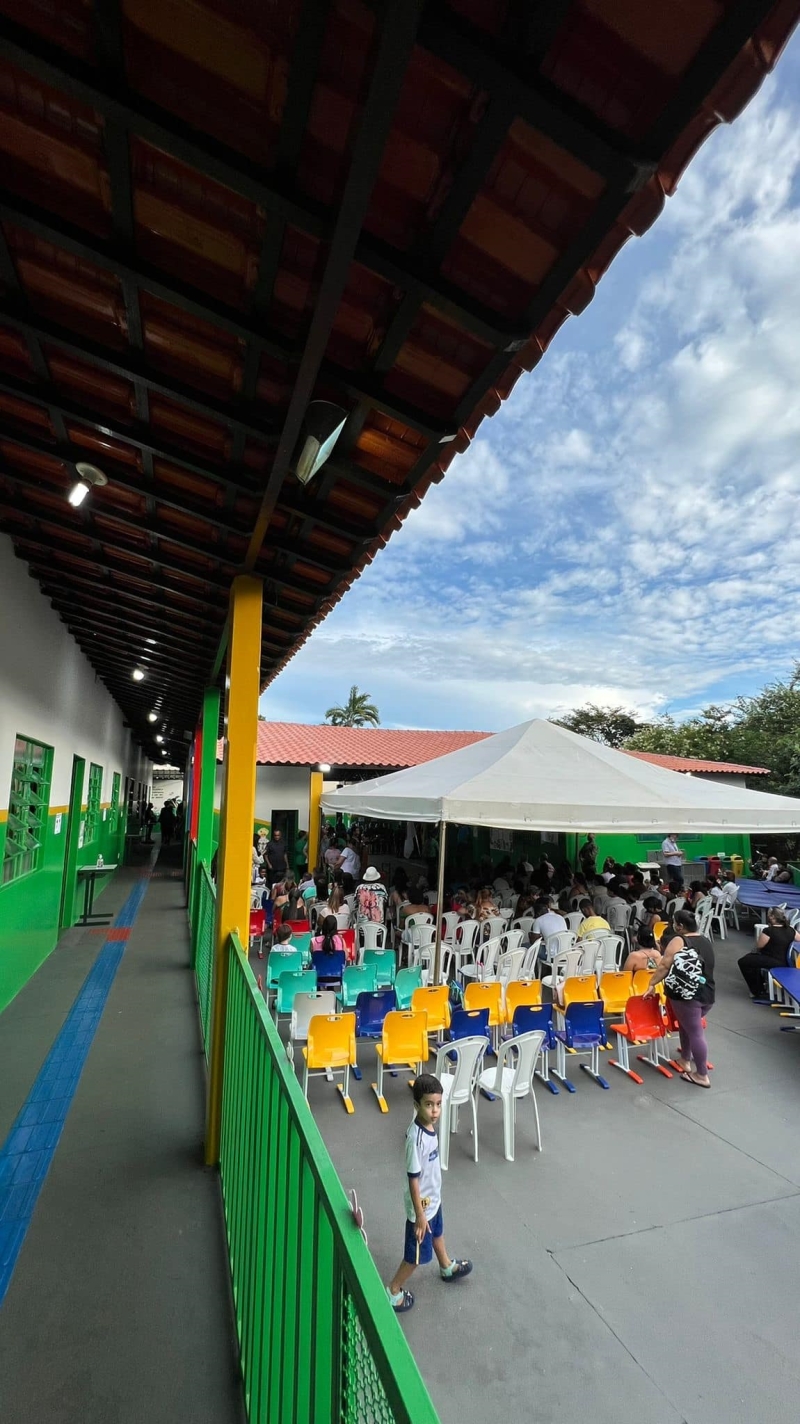 A prefeitura de Araguari, através da secretaria de Educação, realizou na tarde desta quarta-feira (16), uma solenidade para entrega das obras de revitalização Geral do Centro Educacional Municipal Ondina Moutinho Vieira.