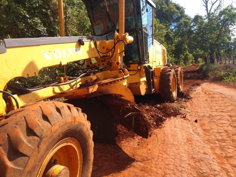 A prefeitura de Araguari, através da secretaria de Obras, desenvolve o serviço de manutenção das estradas rurais em cinco regiões da Zona Rural neste início de semana. Os trabalhos consistem no patrolamento e cascalhamento das vias vicinais que ligam várias comunidades.