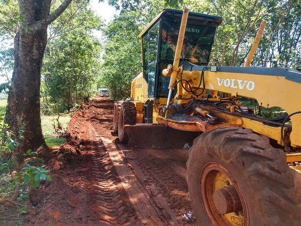 A prefeitura de Araguari, através da secretaria de obras, realiza obras de manutenção das estradas rurais, nesta quarta-feira (16), em cinco regiões diferentes: Araras, Macaúba, Cambaúba e Fundão são os setores beneficiados.