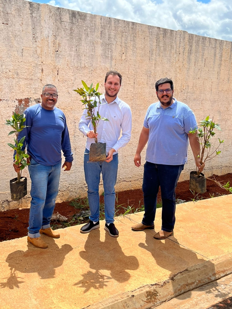 Meio Ambiente faz plantio de 90 árvores no Cemitério Park