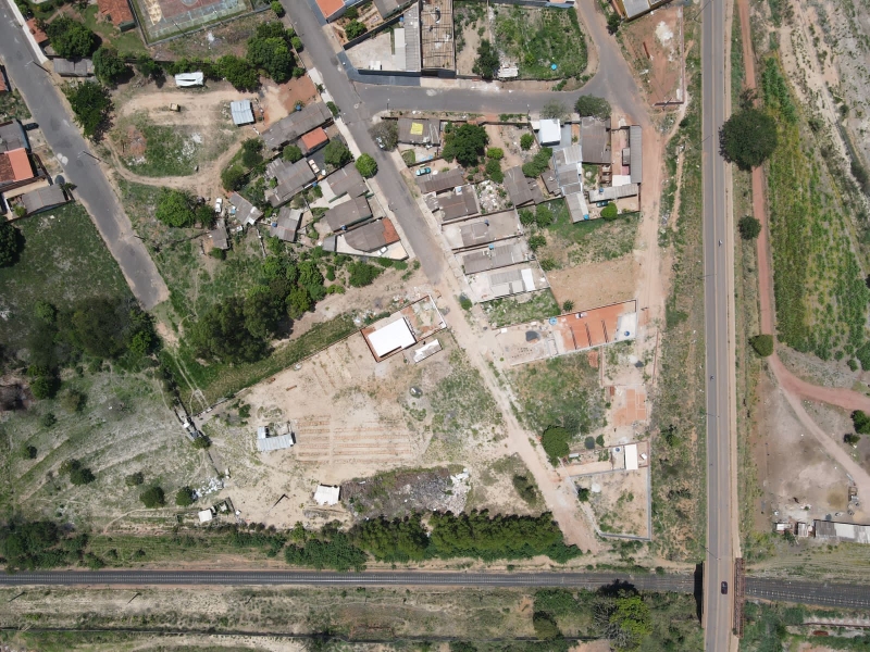 Empresa realiza limpeza nos pontos em que haverá as obras de drenagem nos Bairros Jóquei Club e adjacentes.