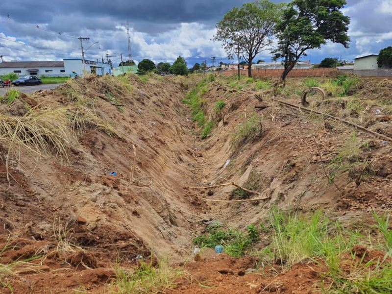 Empresa realiza limpeza nos pontos em que haverá as obras de drenagem nos Bairros Jóquei Club e adjacentes.