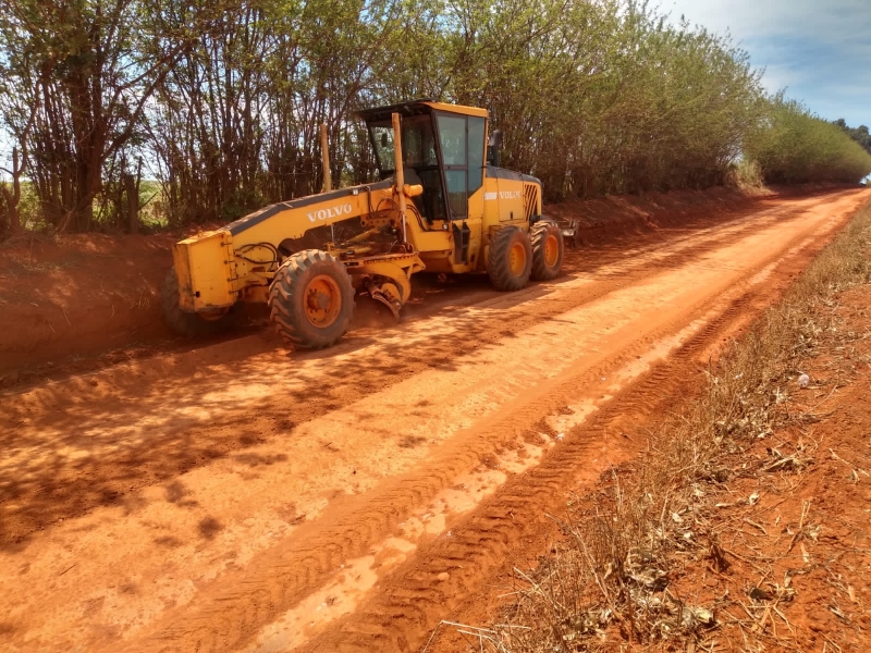 Estradas rurais recebem manutenção diária por parte da secretaria de Obras