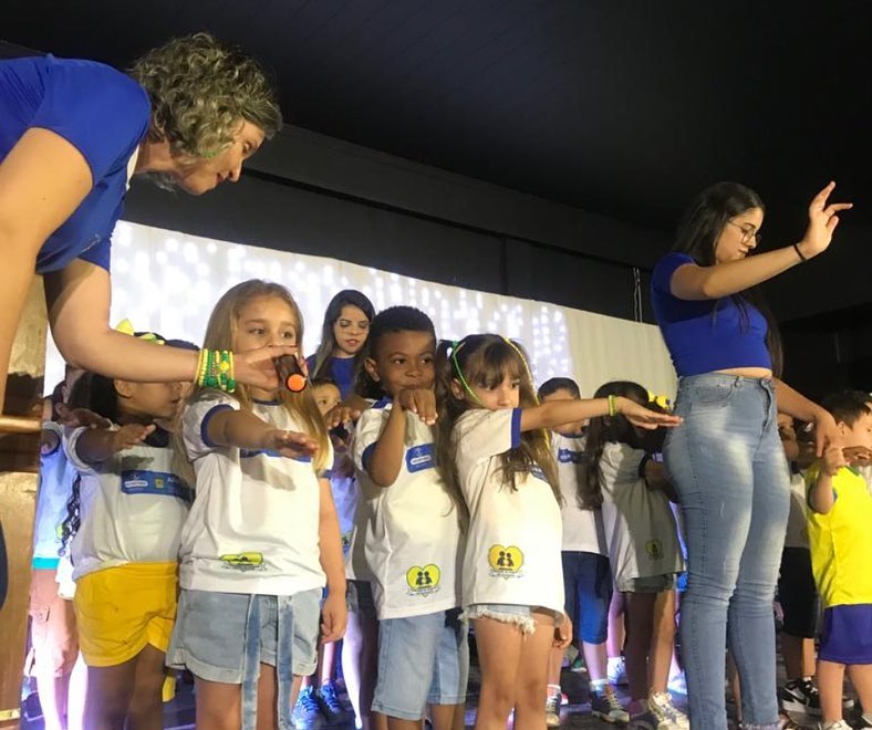 A Prefeitura de Araguari, através da secretaria de Educação, realizou na noite de segunda-feira (28), a solenidade de Formatura de oito turmas de Pré Escolar do CMEI Padre Nilo II, que está sob direção de Landijane Alves Ribeiro.