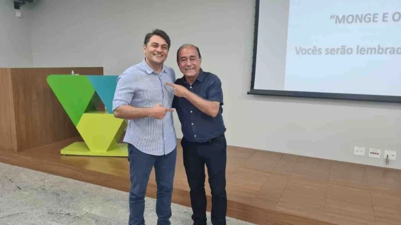Na manhã desta segunda-feira (10), em mais uma ação de capacitação, o prefeito de Araguari, Renato Carvalho, se reuniu com seus secretários, subsecretários e assessores especiais, e contou com a ilustre presença do prefeito de Rio Branco, Tião Bocalom.